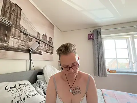 Snapshot of Curvy-Jinx chatting on July 19, 2026, 10:34 am Curvy-Jinx online show from July 19, 2026, 10:34 am