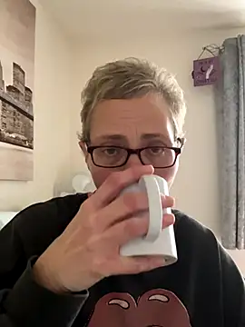 Snapshot of Curvy-Jinx chatting on November 27, 2025, 8:15 am Curvy-Jinx online show from November 27, 2025, 8:15 am