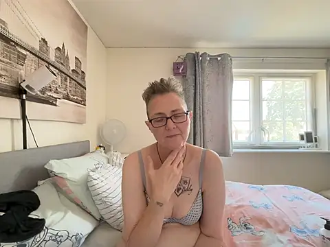 Snapshot of Curvy-Jinx chatting on July 11, 2026, 10:48 am Curvy-Jinx online show from July 11, 2026, 10:48 am