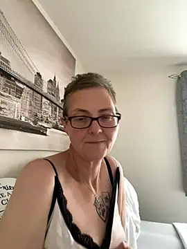 Snapshot of Curvy-Jinx chatting on October 19, 2025, 1:36 pm Curvy-Jinx online show from October 19, 2025, 1:36 pm