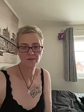 Snapshot of Curvy-Jinx chatting on November 19, 2025, 9:42 am Curvy-Jinx online show from November 19, 2025, 9:42 am