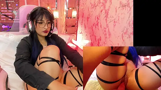 Snapshot of AriaNova_ chatting on December 3, 2025, 1:43 pm AriaNova online show from December 3, 2025, 1:43 pm