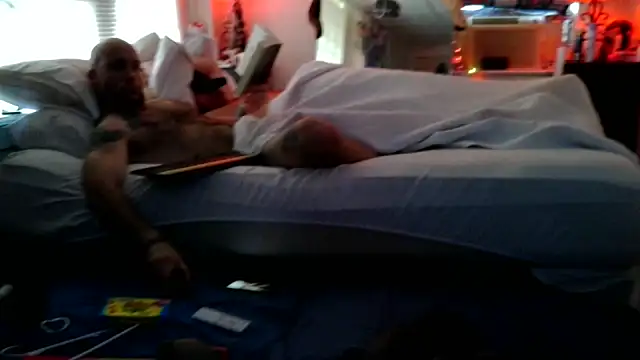 Snapshot of Luv2SuckBWC92 chatting on October 10, 2025, 7:47 pm Luv2SuckBWC92 online show from October 10, 2025, 7:47 pm