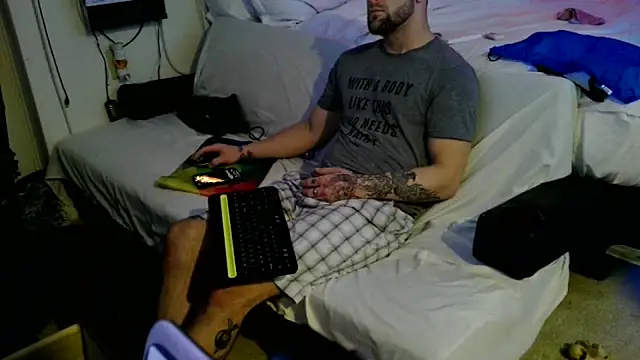 Snapshot of Luv2SuckBWC92 chatting on October 19, 2025, 3:42 am Luv2SuckBWC92 online show from October 19, 2025, 3:42 am