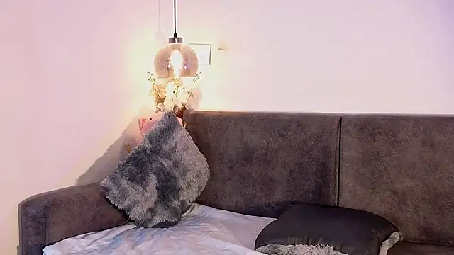 littlee Sophi  online show from December 18, 2025, 12:27 am