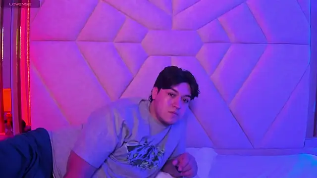 EmilyANDrew  online show from November 10, 2025, 4:50 am