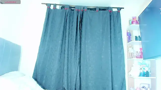 crisbunny x online show from November 12, 2025, 4:05 am