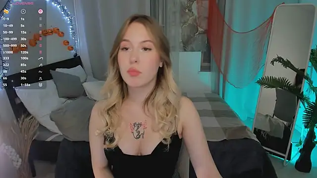 LanaRoselle online show from October 27, 2025, 3:57 pm