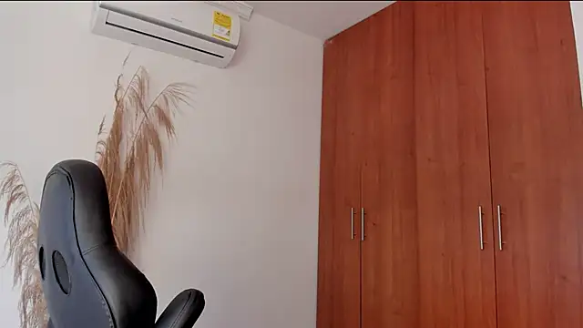 Snapshot of Pier_Simons chatting on July 2, 2026, 1:17 pm Pier Simons online show from July 2, 2026, 1:17 pm