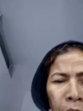 Snapshot of Merybeks chatting on July 6, 2026, 10:44 am Merybeks online show from July 6, 2026, 10:44 am