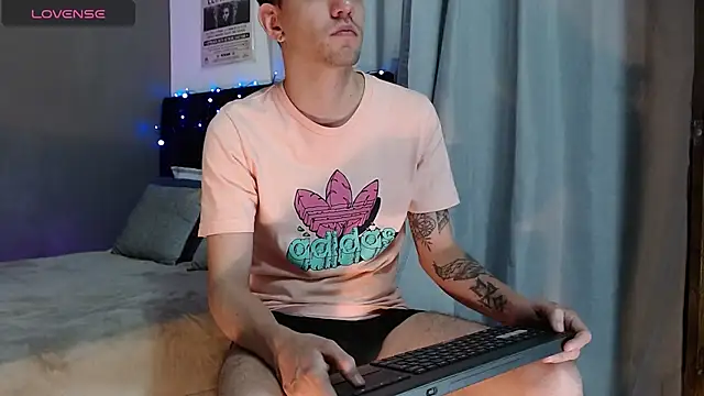 Snapshot of Matteo12_ chatting on November 17, 2025, 2:37 am Matteo12 online show from November 17, 2025, 2:37 am