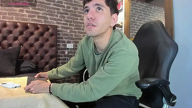 Snapshot of Matteo12_ chatting on October 24, 2025, 3:49 am Matteo12 online show from October 24, 2025, 3:49 am