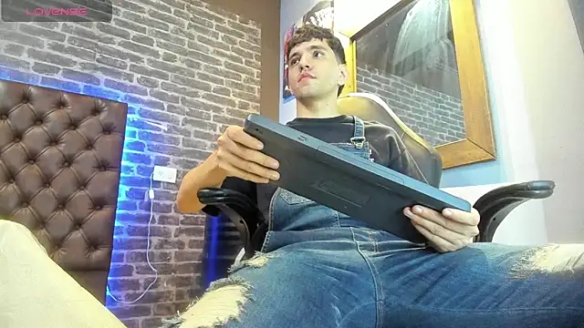 Snapshot of Matteo12_ chatting on October 7, 2025, 3:51 am Matteo12 online show from October 7, 2025, 3:51 am