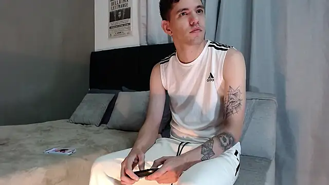 Snapshot of Matteo12_ chatting on November 15, 2025, 5:11 am Matteo12 online show from November 15, 2025, 5:11 am