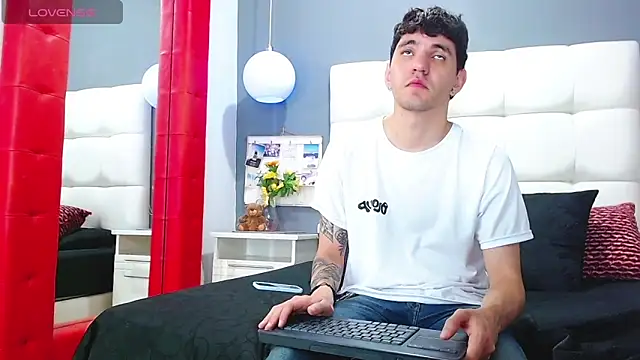 Snapshot of Matteo12_ chatting on October 30, 2025, 3:05 am Matteo12 online show from October 30, 2025, 3:05 am