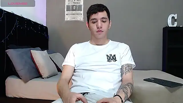 Matteo12  online show from December 15, 2025, 4:51 am