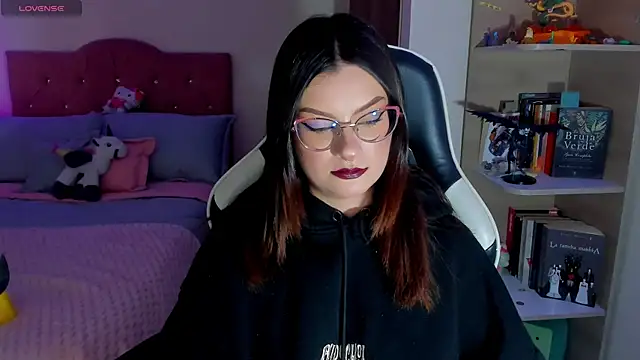 OphelianaRose33 online show from March 26, 2026, 10:07 pm