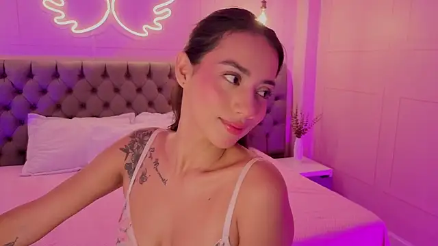 luna hot ass online show from May 7, 2026, 3:22 am