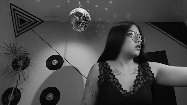 Snapshot of Lilith_and_Khloe chatting on October 15, 2025, 11:18 am Lilith and Khloe online show from October 15, 2025, 11:18 am