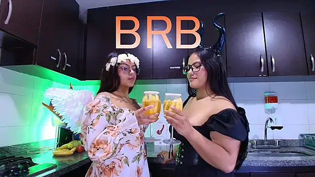 Snapshot of Lilith_and_Khloe chatting on November 4, 2025, 11:25 am Lilith and Khloe online show from November 4, 2025, 11:25 am