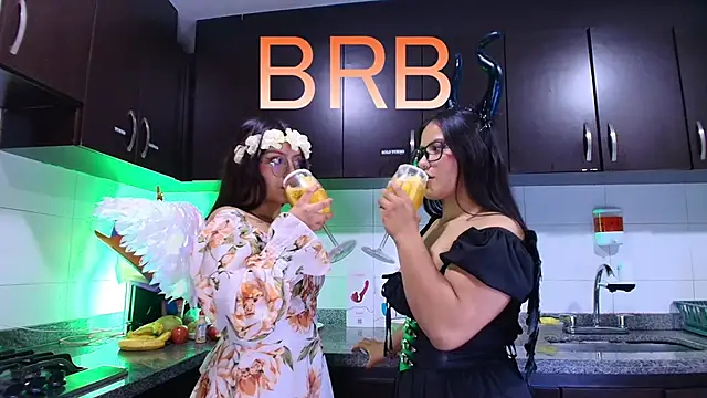 Snapshot of Lilith_and_Khloe chatting on November 2, 2025, 11:48 am Lilith and Khloe online show from November 2, 2025, 11:48 am