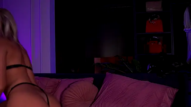 Snapshot of Monique_Celeste chatting on November 16, 2025, 4:50 am Monique Celeste online show from November 16, 2025, 4:50 am