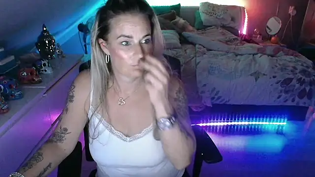 Mrs-Aurora online show from May 6, 2026, 12:14 am