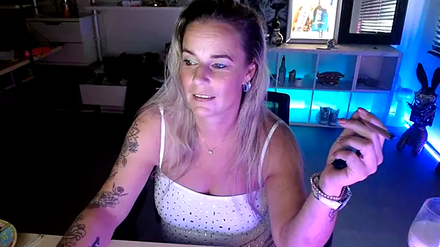 Mrs-Aurora online show from October 15, 2025, 12:57 pm