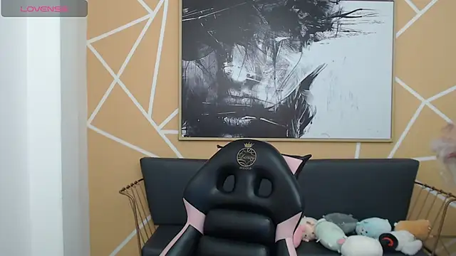 Snapshot of olivia_russo_ chatting on October 24, 2025, 8:19 pm olivia russo online show from October 24, 2025, 8:19 pm