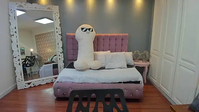 Tammy parker  online show from September 23, 2025, 4:08 am