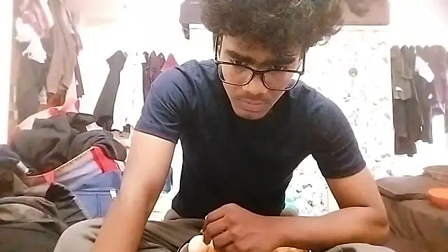 Snapshot of Rahulisagoodguy chatting on December 17, 2025, 11:04 am Rahulisagoodguy online show from December 17, 2025, 11:04 am