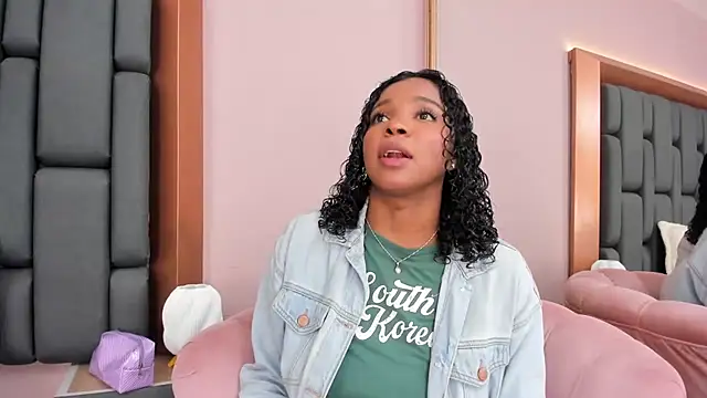 Snapshot of LisaMendez chatting on November 9, 2025, 4:05 am LisaMendez online show from November 9, 2025, 4:05 am