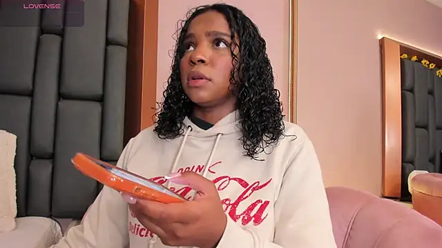 Snapshot of LisaMendez chatting on December 3, 2025, 4:35 am LisaMendez online show from December 3, 2025, 4:35 am