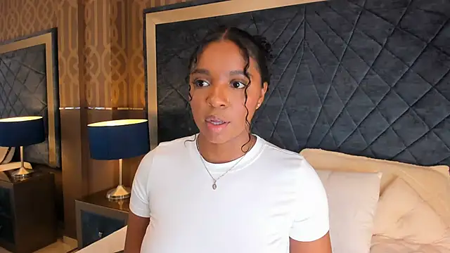 Snapshot of LisaMendez chatting on July 17, 2026, 11:24 pm LisaMendez online show from July 17, 2026, 11:24 pm