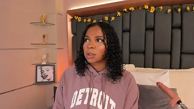 Snapshot of LisaMendez chatting on November 21, 2025, 11:04 pm LisaMendez online show from November 21, 2025, 11:04 pm