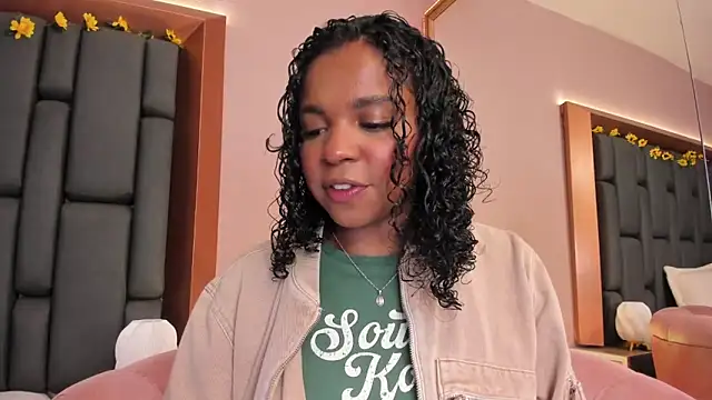 Snapshot of LisaMendez chatting on December 4, 2025, 10:53 pm LisaMendez online show from December 4, 2025, 10:53 pm