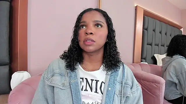 Snapshot of LisaMendez chatting on November 11, 2025, 3:56 am LisaMendez online show from November 11, 2025, 3:56 am