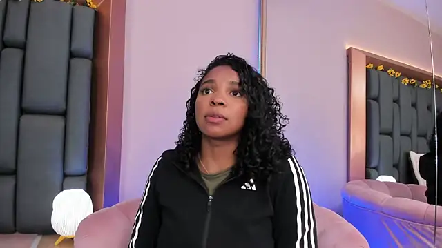 Snapshot of LisaMendez chatting on November 19, 2025, 1:05 am LisaMendez online show from November 19, 2025, 1:05 am