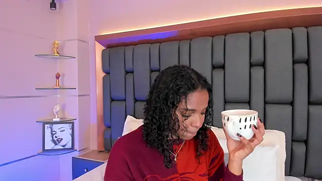 Snapshot of LisaMendez chatting on October 9, 2025, 4:13 am LisaMendez online show from October 9, 2025, 4:13 am