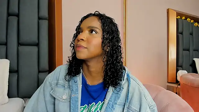 Snapshot of LisaMendez chatting on December 1, 2025, 4:02 am LisaMendez online show from December 1, 2025, 4:02 am