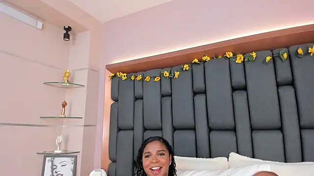 Snapshot of LisaMendez chatting on November 23, 2025, 4:11 am LisaMendez online show from November 23, 2025, 4:11 am