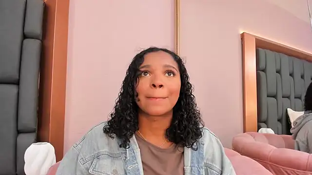 Snapshot of LisaMendez chatting on October 22, 2025, 4:01 am LisaMendez online show from October 22, 2025, 4:01 am