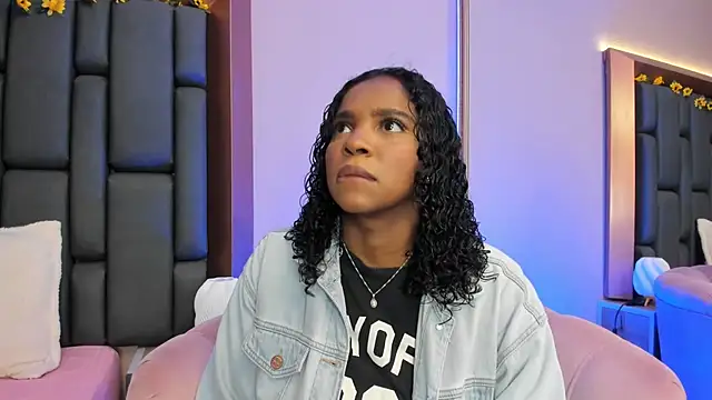 Snapshot of LisaMendez chatting on December 2, 2025, 4:03 am LisaMendez online show from December 2, 2025, 4:03 am