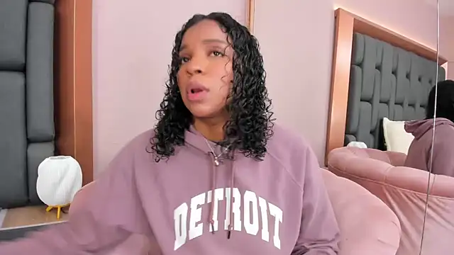 Snapshot of LisaMendez chatting on November 6, 2025, 3:54 am LisaMendez online show from November 6, 2025, 3:54 am