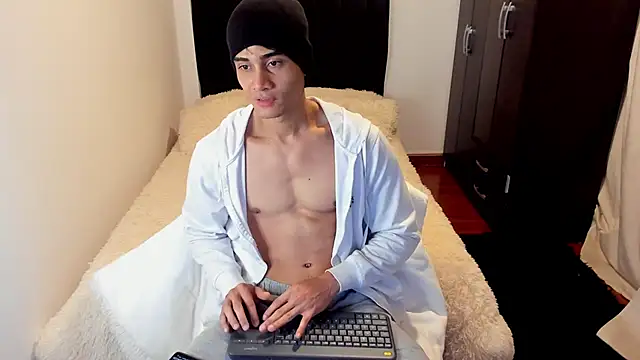stylish men online show from September 29, 2025, 11:05 am