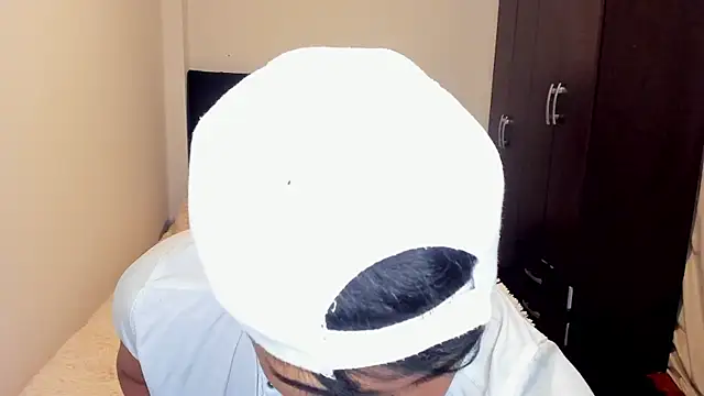 stylish men online show from September 19, 2025, 4:33 pm