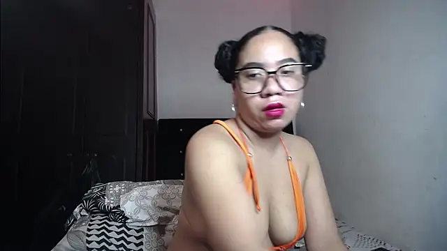 Snapshot of Kristynsmith chatting on September 13, 2025, 10:32 pm Kristynsmith online show from September 13, 2025, 10:32 pm