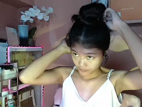 Snapshot of skinny_gracie chatting on October 19, 2025, 3:31 am skinny gracie online show from October 19, 2025, 3:31 am