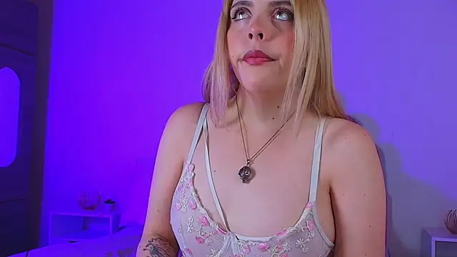 MiaColucci18 online show from August 5, 2026, 11:04 am