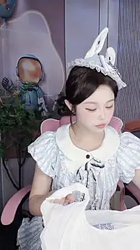 CAICAI BABY online show from November 14, 2025, 5:44 am